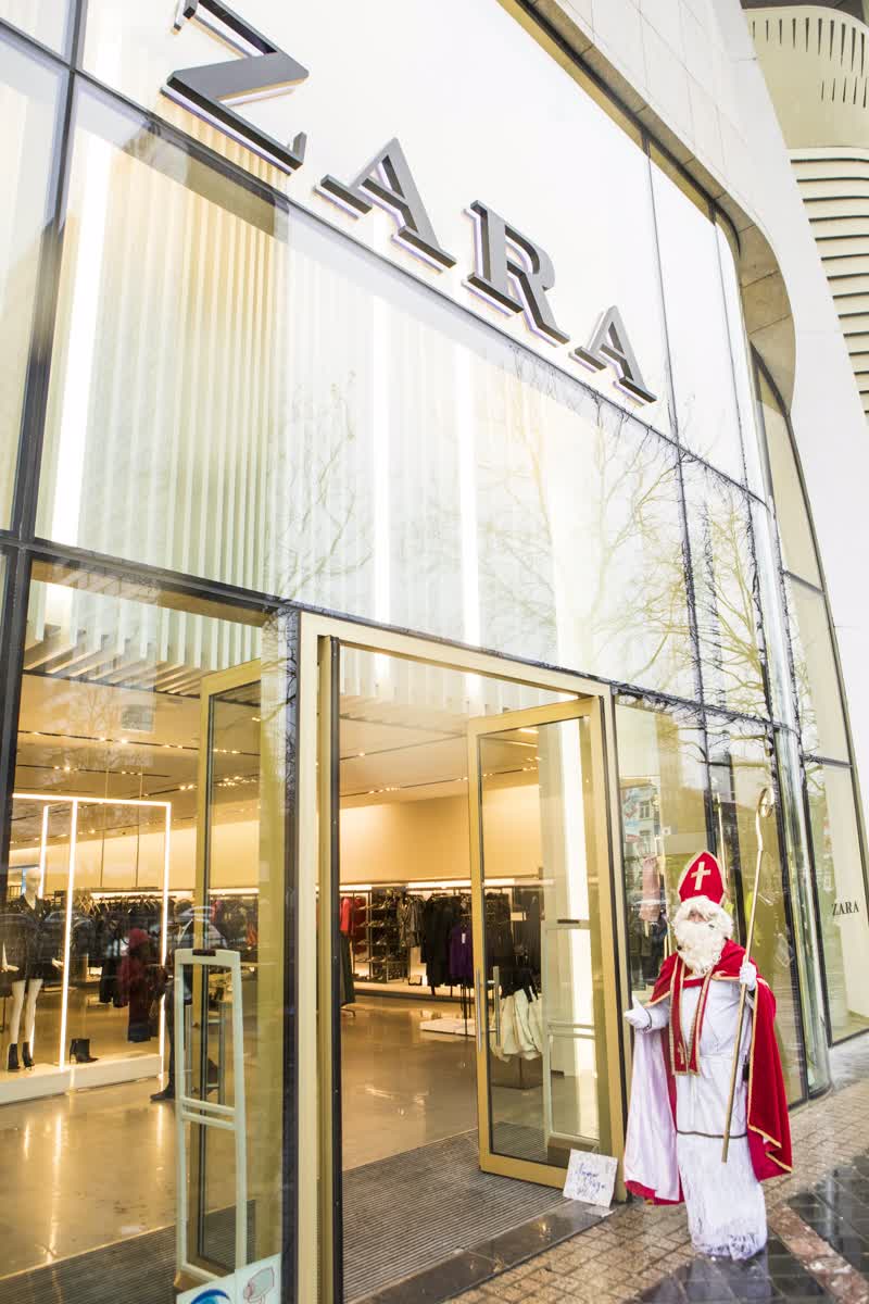 2019-12-06-bruxelles-apple-store-justice-fiscale-multinationales-cadeaux-saint-nicolas-_c_arnaud-ghy