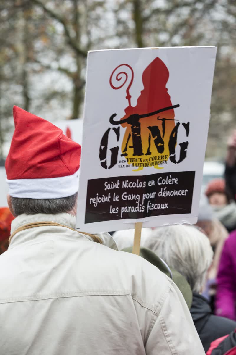 2019-12-06-bruxelles-apple-store-justice-fiscale-multinationales-cadeaux-saint-nicolas-_c_arnaud-ghy