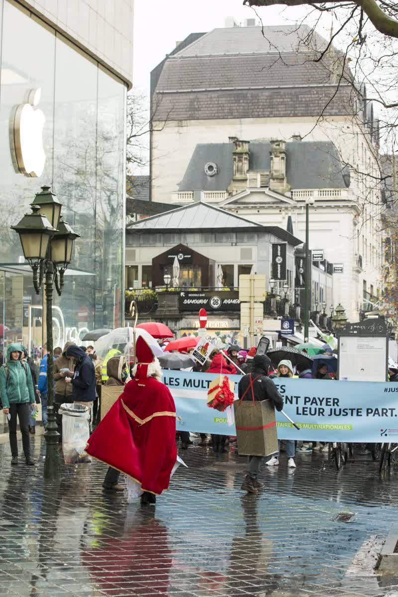 2019-12-06-bruxelles-apple-store-justice-fiscale-multinationales-cadeaux-saint-nicolas-_c_arnaud-ghy