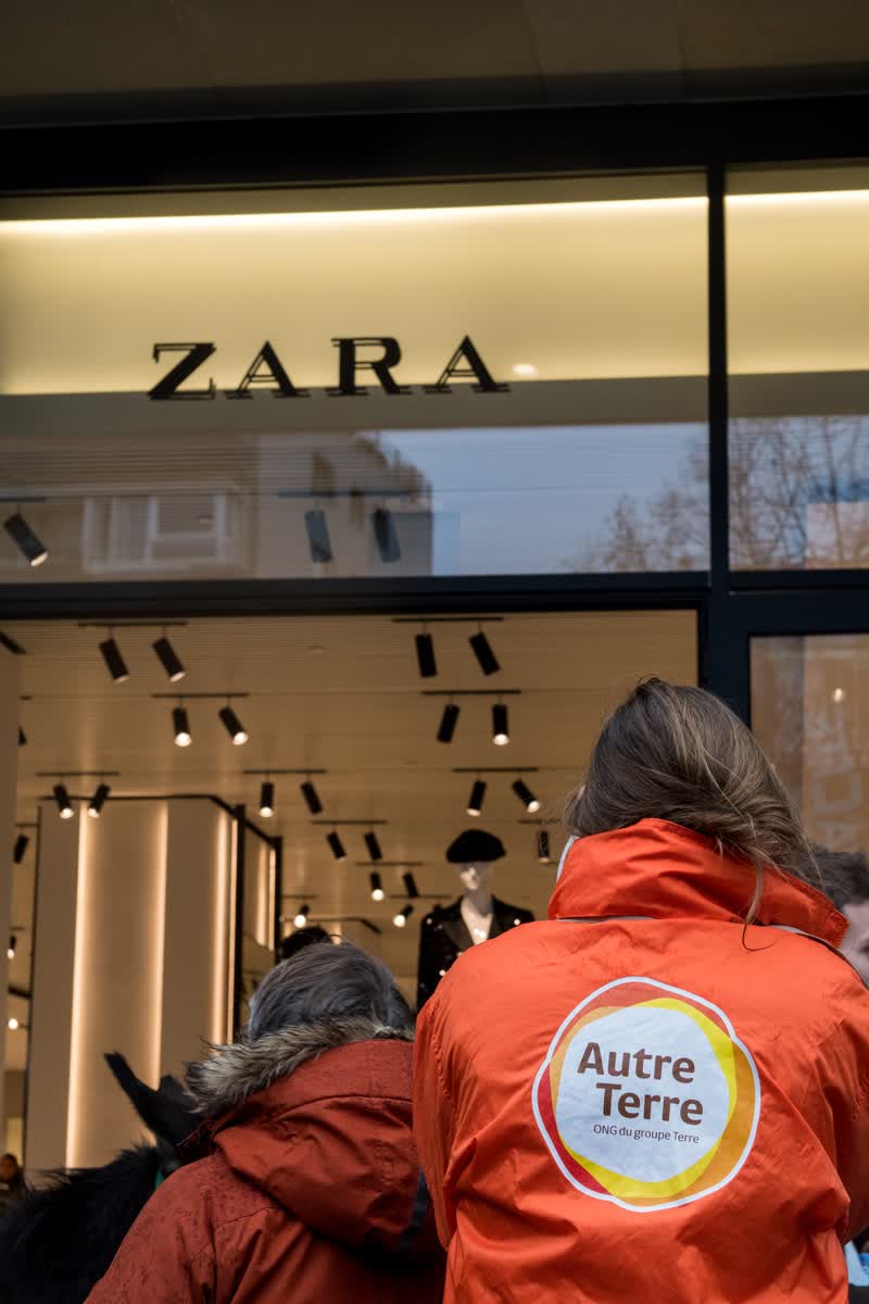 2019-12-06-liege-justice-fiscale-multinationales-zara-cadeaux-saint-nicolas-_c_benoit-naveau-autre-t