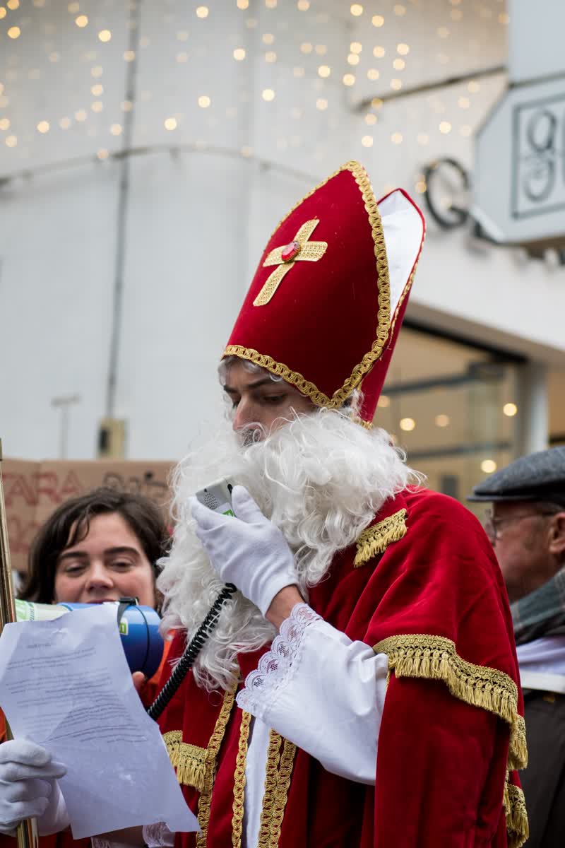 2019-12-06-liege-justice-fiscale-multinationales-zara-cadeaux-saint-nicolas-_c_benoit-naveau-autre-t