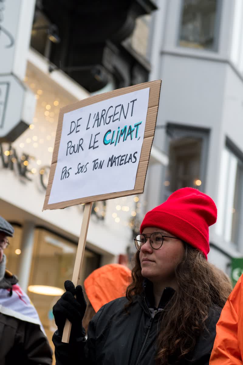 2019-12-06-liege-justice-fiscale-multinationales-zara-cadeaux-saint-nicolas-_c_benoit-naveau-autre-t