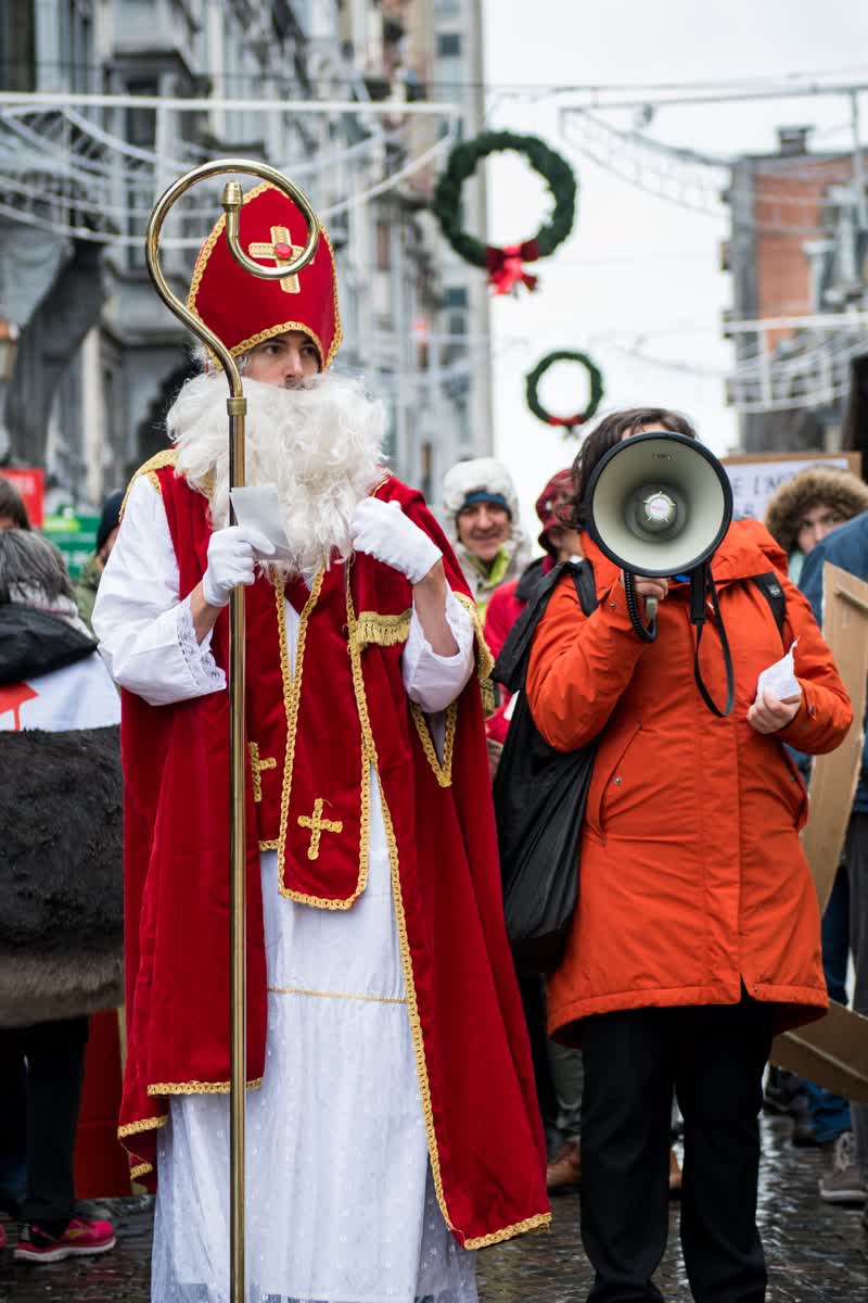 2019-12-06-liege-justice-fiscale-multinationales-zara-cadeaux-saint-nicolas-_c_benoit-naveau-autre-t