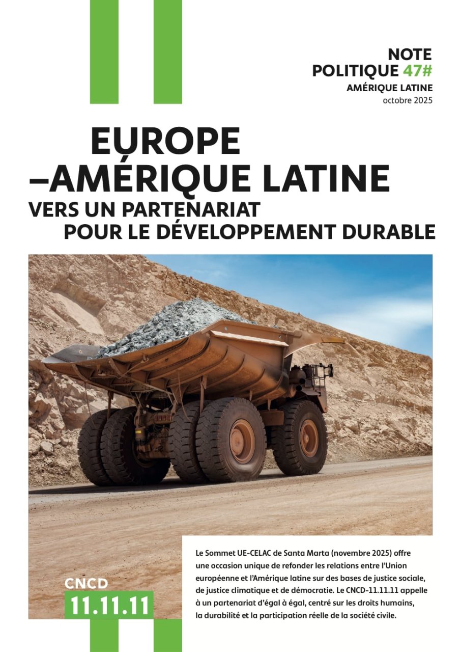 Camions à benne dans une mine de cuivre à ciel ouvert au Pérou.