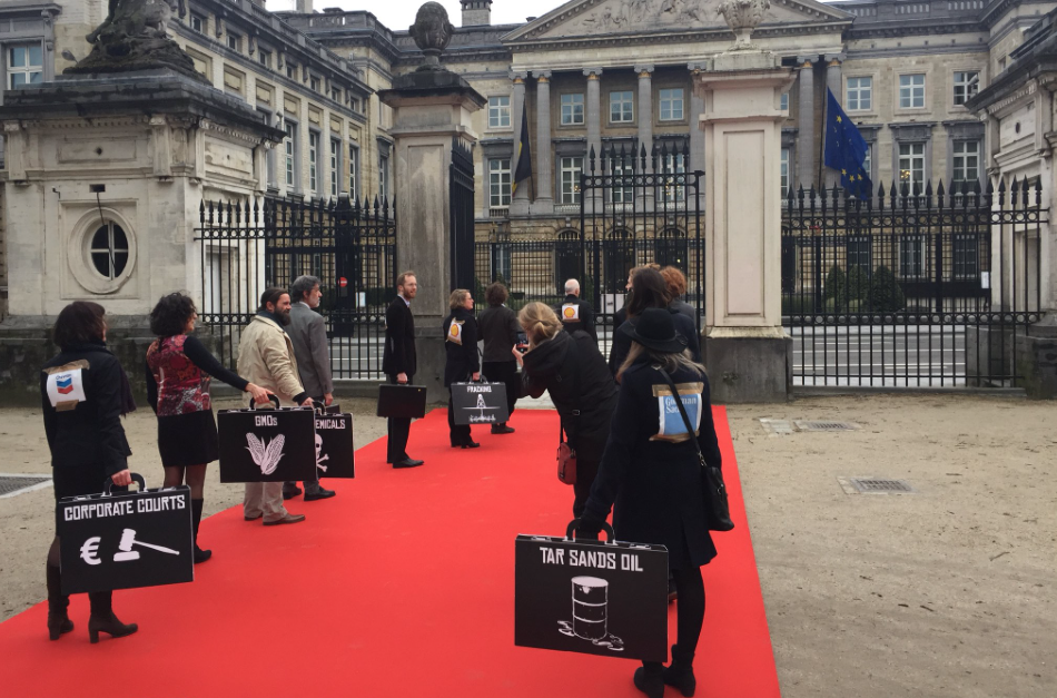 Quelques citoyens ont mené ce vendredi matin une action symbolique « tapis rouge » sur le CETA au parlement.